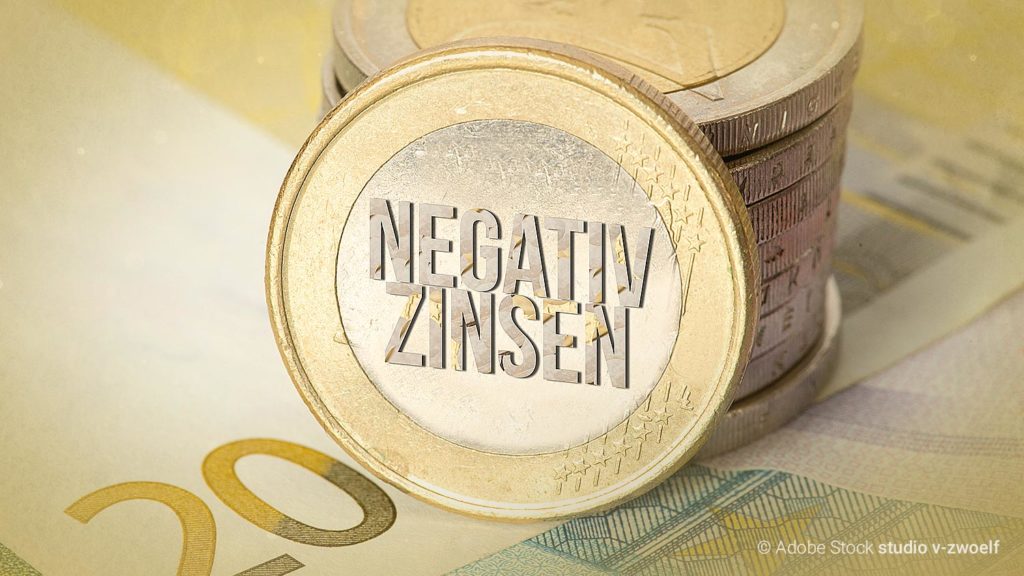 Negativzinsen gestanzt in eine 1 Euro Münze