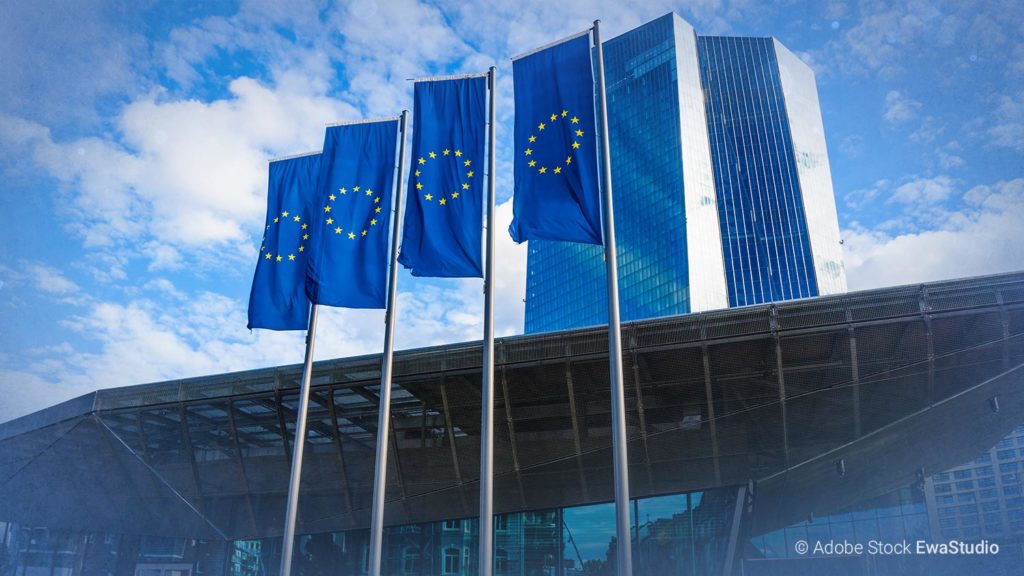 EZB Gebäude mit vier gehissten blauen EU Flaggen mit Kreis aus gelben Sternen