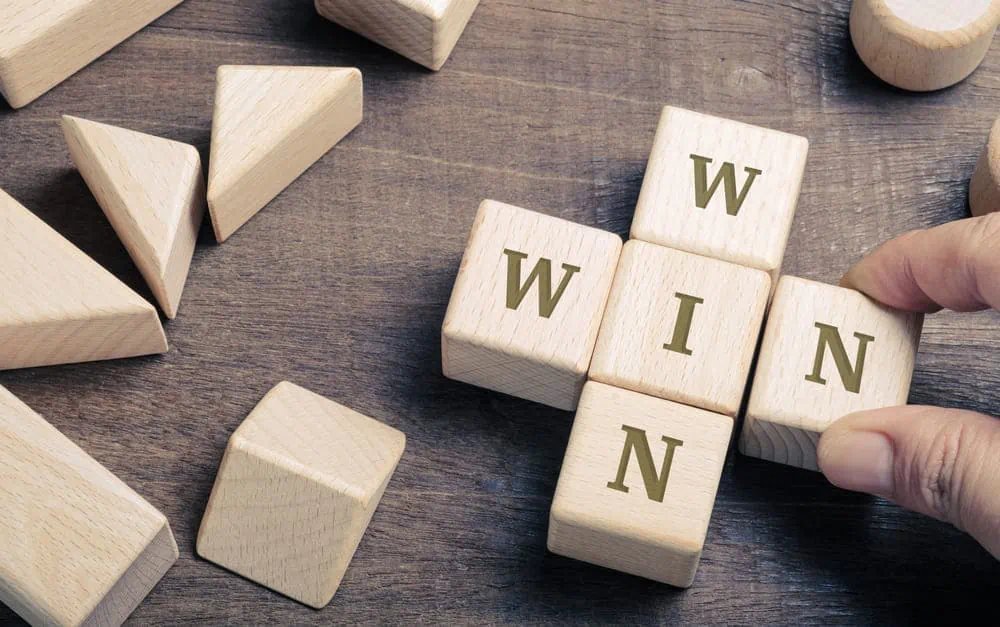 Win-Win-Siuation dargestellt als Würfel, die das Wort Win Win ergeben