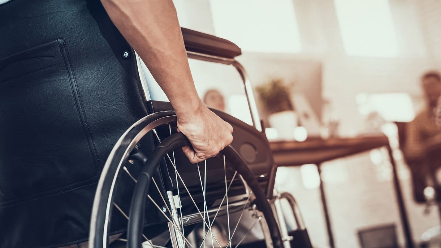 Bild passend zur betriebliche Krankenversicherung - Mann im Rollstuhl